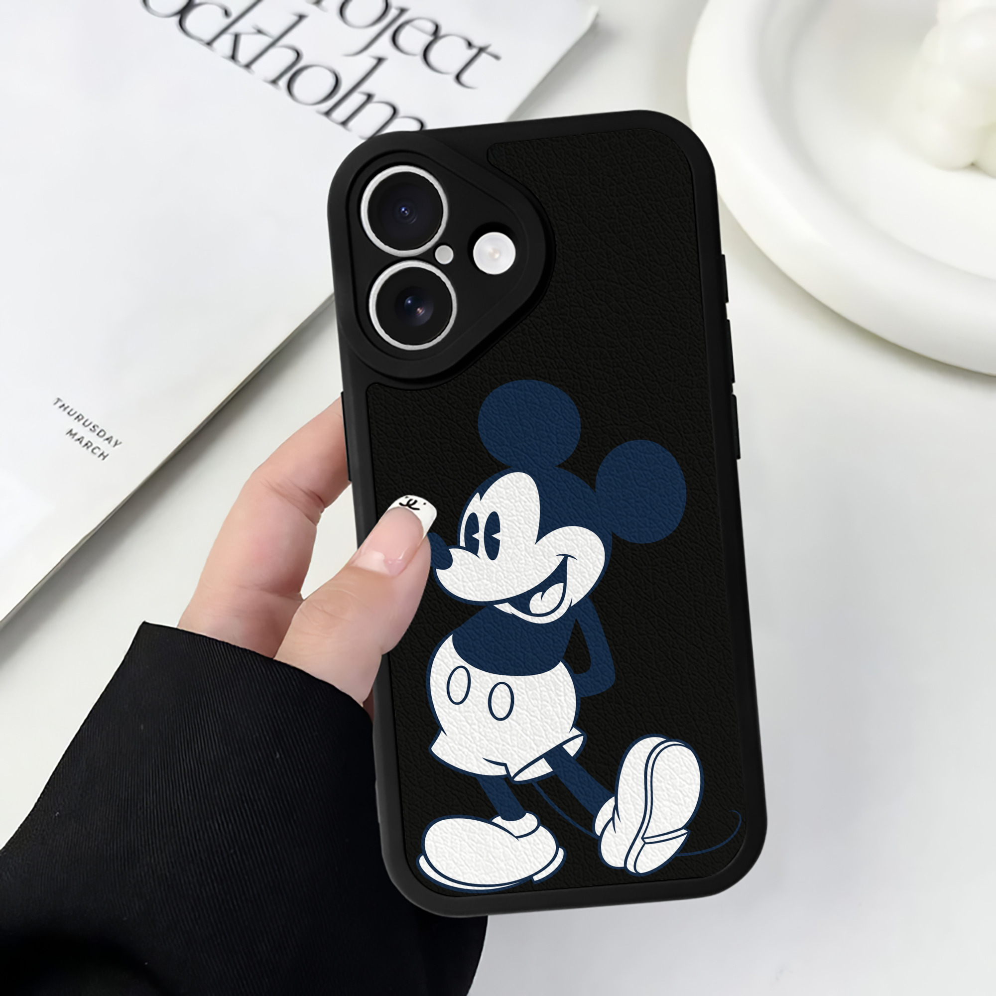 （画像用） ミッキーマウス Mickey Mouse 【iPhone 16シリーズ対応】シリコンスマホケース（レザー調） 材質：シリコン